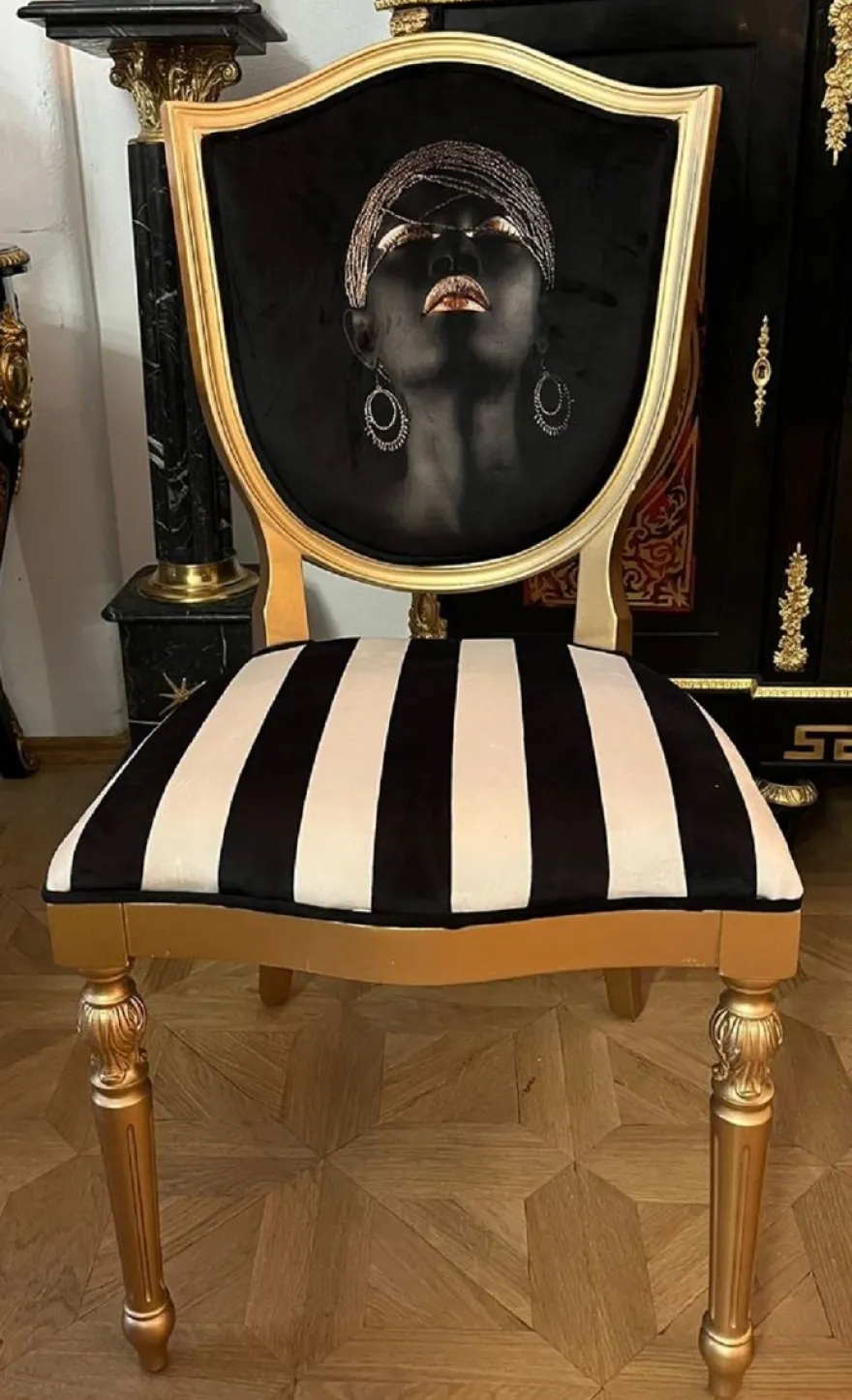 Casa Padrino Art Deco Esszimmer Stuhl Schwarz / Weiß / Mehrfarbig / Gold - Art Deco Massivholz Stuhl - Art Deco Esszimmermöbel - Art Deco Möbel - Art Deco Einrichtung - Möbel im Art Deco Stil