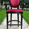 Casa Padrino Barock Barstuhl mit Armlehnen Bordeauxrot / Schwarz - Prunkvoller Barockstil Massivholz Barhocker mit edlem Samtstoff - Barock Bar Möbel
