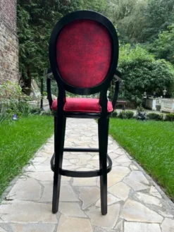 Casa Padrino Barock Barstuhl mit Armlehnen Bordeauxrot / Schwarz - Prunkvoller Barockstil Massivholz Barhocker mit edlem Samtstoff - Barock Bar Möbel