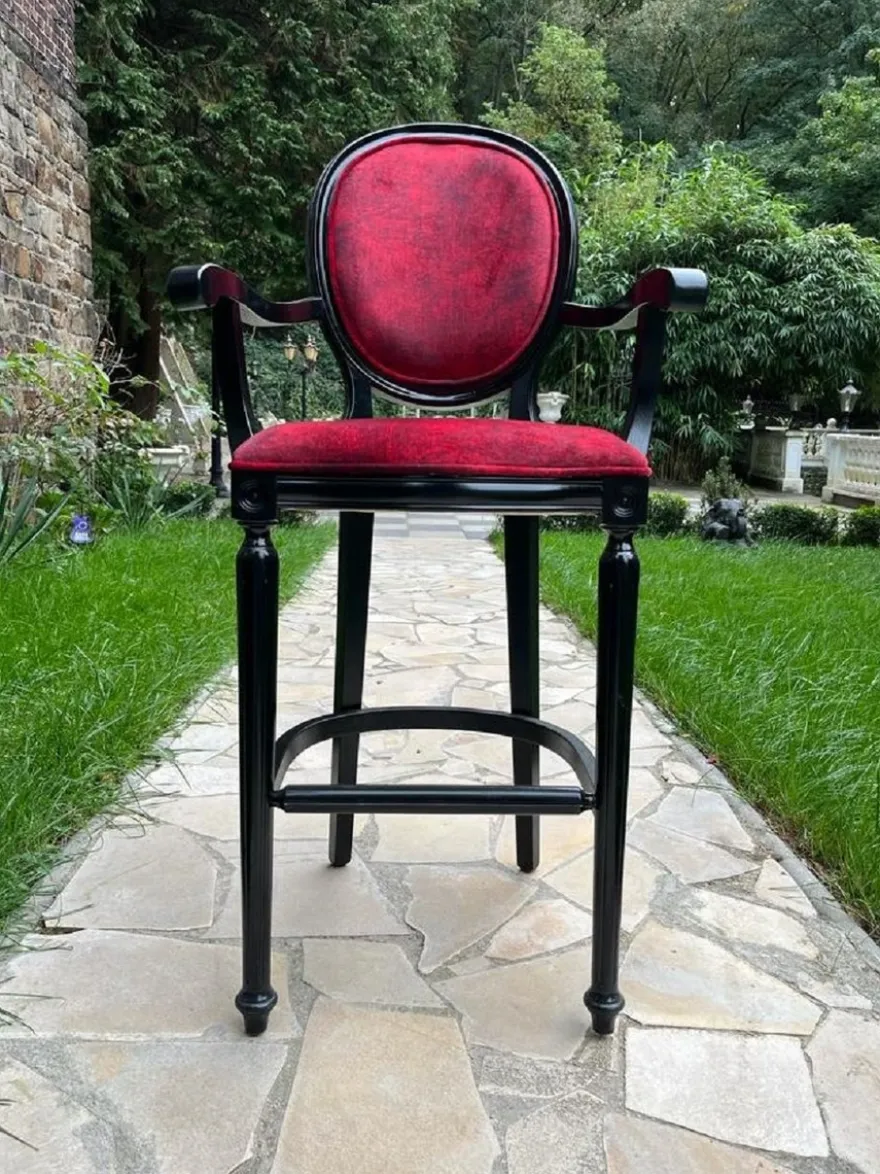 Casa Padrino Barock Barstuhl mit Armlehnen Bordeauxrot / Schwarz - Prunkvoller Barockstil Massivholz Barhocker mit edlem Samtstoff - Barock Bar Möbel