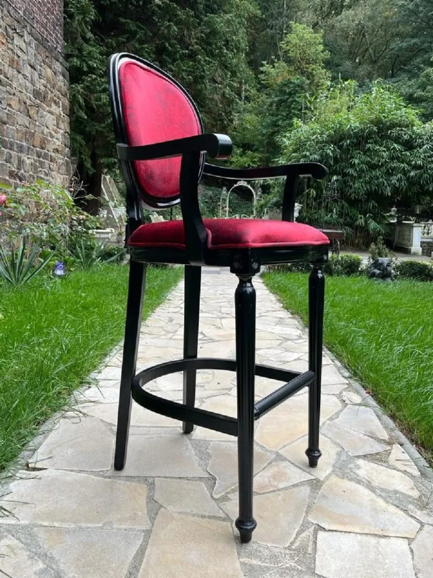 Casa Padrino Barock Barstuhl mit Armlehnen Bordeauxrot / Schwarz - Prunkvoller Barockstil Massivholz Barhocker mit edlem Samtstoff - Barock Bar Möbel