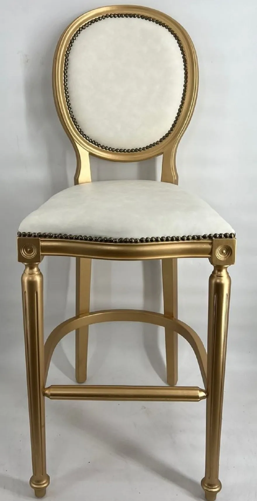 Casa Padrino Barock Barstuhl Hellgrau / Gold - Handgefertigter Massivholz Barhocker mit edlem Samtstoff - Barock Bar Möbel - Edel & Prunkvoll