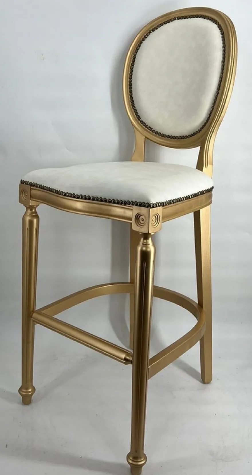 Casa Padrino Barock Barstuhl Hellgrau / Gold - Handgefertigter Massivholz Barhocker mit edlem Samtstoff - Barock Bar Möbel - Edel & Prunkvoll
