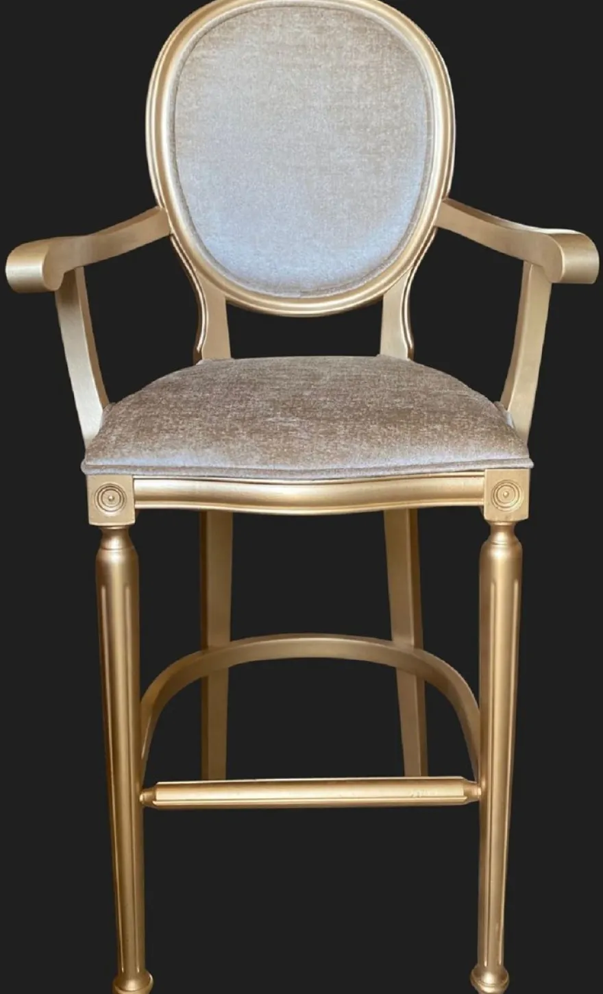 Casa Padrino Barock Barstuhl mit Armlehnen Gold / Gold - Massivholz Antik Stil Barhocker mit Samtstoff - Handgefertigte Barock Barmöbel