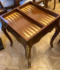 Casa Padrino Barock Beistelltisch mit Schach & Backgammon Spielfläche Dunkelbraun / Braun / Messing 60 x 60 x H. 71 cm - Barock Möbel - Antik Stil Möbel - Edel & Prunkvoll