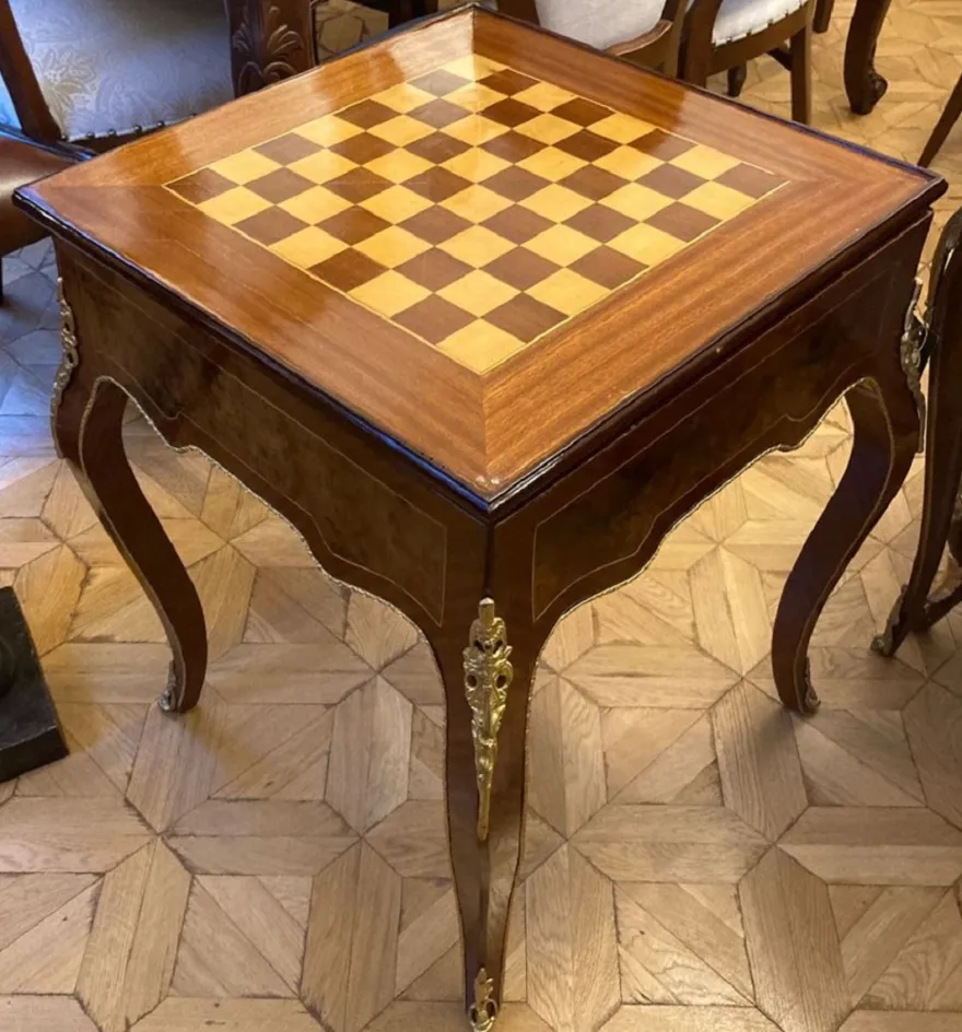 Casa Padrino Barock Beistelltisch mit Schach & Backgammon Spielfläche Dunkelbraun / Braun / Messing 60 x 60 x H. 71 cm - Barock Möbel - Antik Stil Möbel - Edel & Prunkvoll