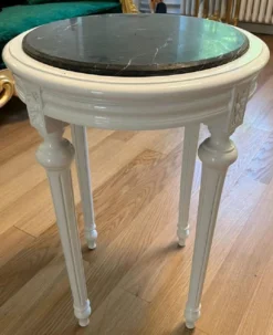 Casa Padrino Barock Beistelltisch Weiß / Schwarz - Handgefertigter Antik Stil Tisch mit Marmorplatte - Antik Stil Möbel - Wohnzimmer Möbel im Barockstil - Barock Möbel