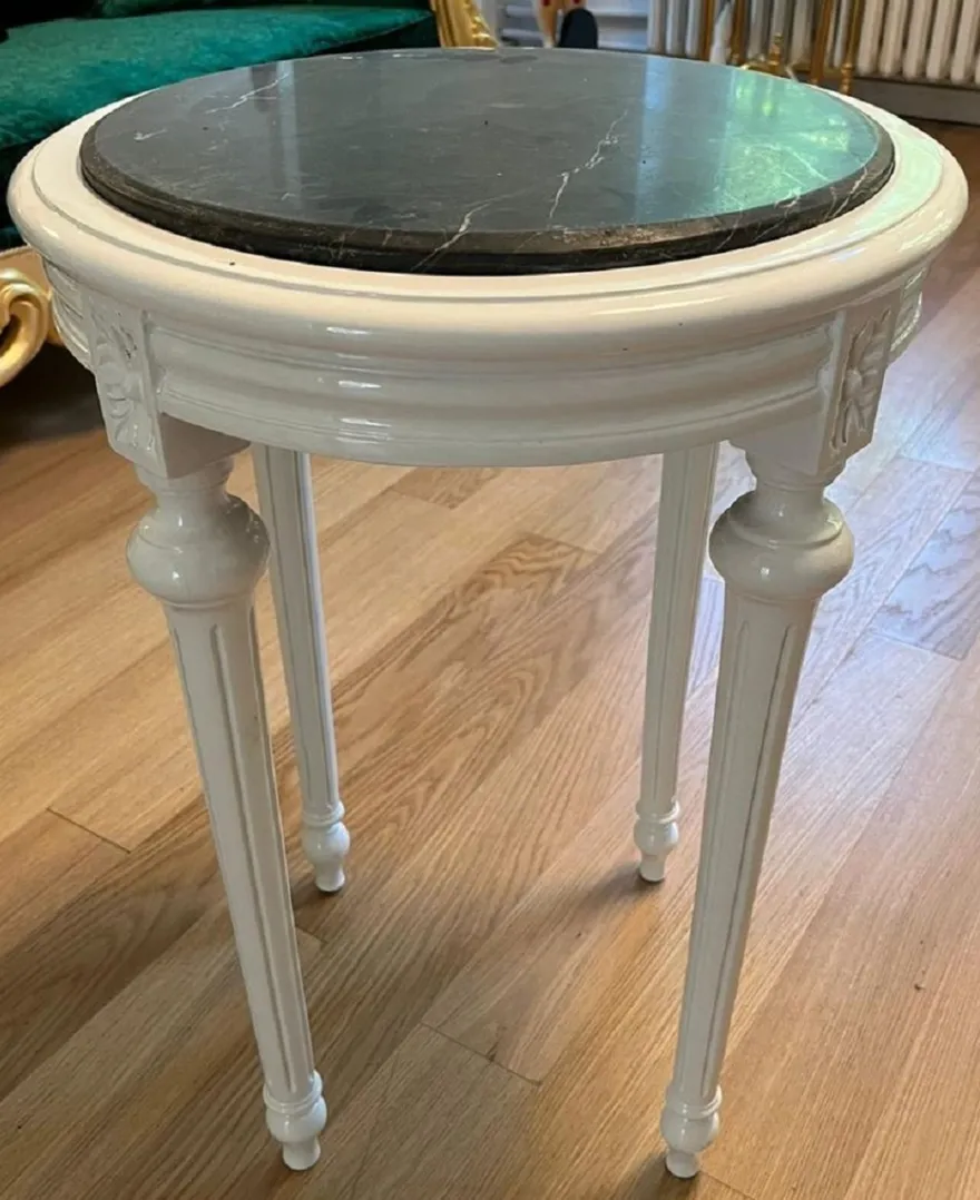 Casa Padrino Barock Beistelltisch Weiß / Schwarz - Handgefertigter Antik Stil Tisch mit Marmorplatte - Antik Stil Möbel - Wohnzimmer Möbel im Barockstil - Barock Möbel