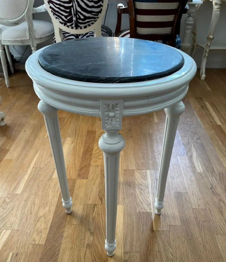 Casa Padrino Barock Beistelltisch Weiß / Schwarz - Handgefertigter Antik Stil Tisch mit Marmorplatte - Antik Stil Möbel - Wohnzimmer Möbel im Barockstil - Barock Möbel