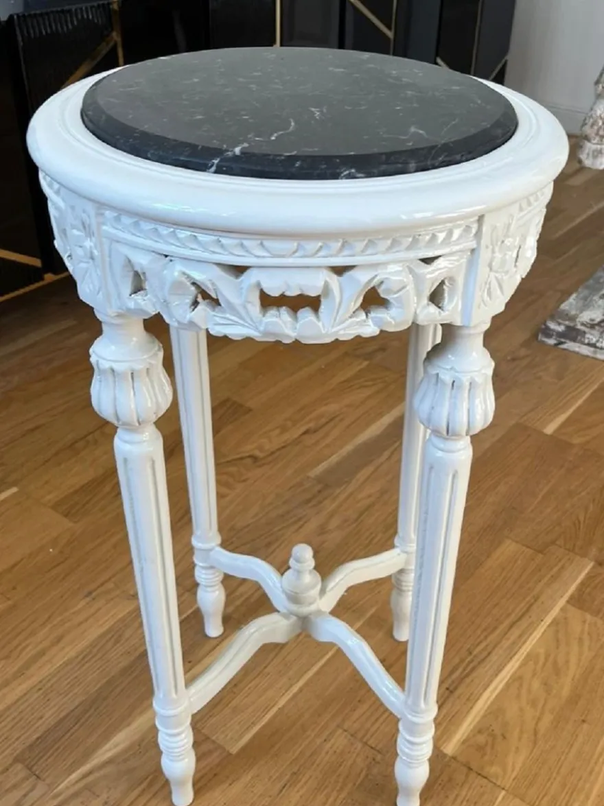 Casa Padrino Barock Beistelltisch Weiß / Schwarz - Handgefertigter Antik Stil Massivholz Tisch mit Marmorplatte - Wohnzimmer Möbel im Barockstil - Antik Stil Möbel - Barock Möbel