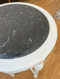 Casa Padrino Barock Beistelltisch Weiß / Schwarz - Handgefertigter Antik Stil Massivholz Tisch mit Marmorplatte - Wohnzimmer Möbel im Barockstil - Antik Stil Möbel - Barock Möbel