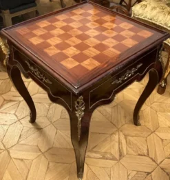 Casa Padrino Barock Beistelltisch mit Schach & Backgammon Spielfläche Dunkelbraun / Braun / Messing 60 x 60 x H. 71 cm - Antik Stil Möbel - Barock Möbel - Edel & Prunkvoll