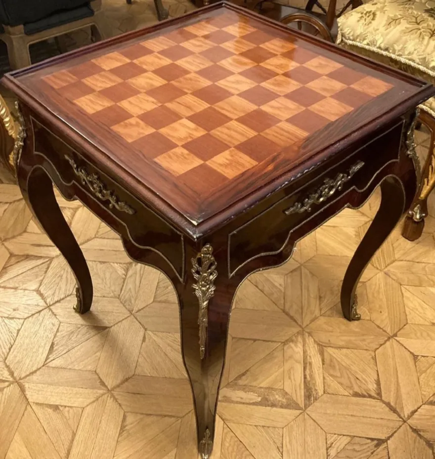 Casa Padrino Barock Beistelltisch mit Schach & Backgammon Spielfläche Dunkelbraun / Braun / Messing 60 x 60 x H. 71 cm - Antik Stil Möbel - Barock Möbel - Edel & Prunkvoll