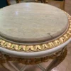 Casa Padrino Barock Beistelltisch Weiß / Gold / Creme - Handgefertigter Antik Stil Massivholz Tisch mit Marmorplatte - Wohnzimmer Möbel im Barockstil - Antik Stil Möbel - Barock Möbel