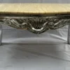 Casa Padrino Barock Couchtisch Silber / Creme - Rechteckiger Massivholz Wohnzimmertisch mit Marmorplatte - Barockstil Wohnzimmer Möbel - Barock Möbel - Antik Stil Wohnzimmer Möbel