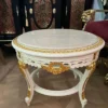 Casa Padrino Barock Couchtisch mit Marmorplatte Weiß / Gold / Creme - Runder Massivholz Wohnzimmertisch im Barockstil - Barockstil Wohnzimmer Möbel - Barock Möbel - Antik Stil Wohnzimmer Möbel