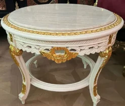 Casa Padrino Barock Couchtisch mit Marmorplatte Weiß / Gold / Creme - Runder Massivholz Wohnzimmertisch im Barockstil - Barockstil Wohnzimmer Möbel - Barock Möbel - Antik Stil Wohnzimmer Möbel