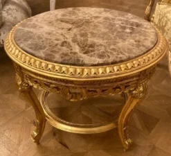 Casa Padrino Barock Couchtisch mit Marmorplatte Gold / Grau - Runder Massivholz Wohnzimmertisch im Barockstil - Barockstil Wohnzimmer Möbel - Barock Möbel - Antik Stil Wohnzimmer Möbel