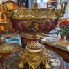 Casa Padrino Barock Deko Schale Bordeauxrot / Mehrfarbig / Weiß / Gold Ø 60 x H. 53 cm - Prunkvolle Porzellan Schüssel mit elegantem Design - Barock Deko Accessoires
