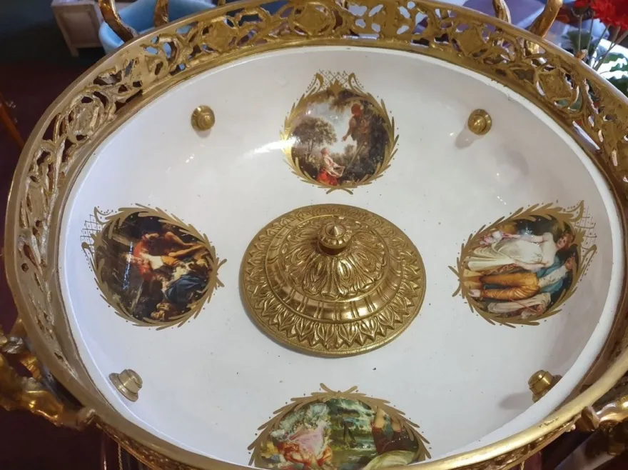 Casa Padrino Barock Deko Schale Bordeauxrot / Mehrfarbig / Weiß / Gold Ø 60 x H. 53 cm - Prunkvolle Porzellan Schüssel mit elegantem Design - Barock Deko Accessoires