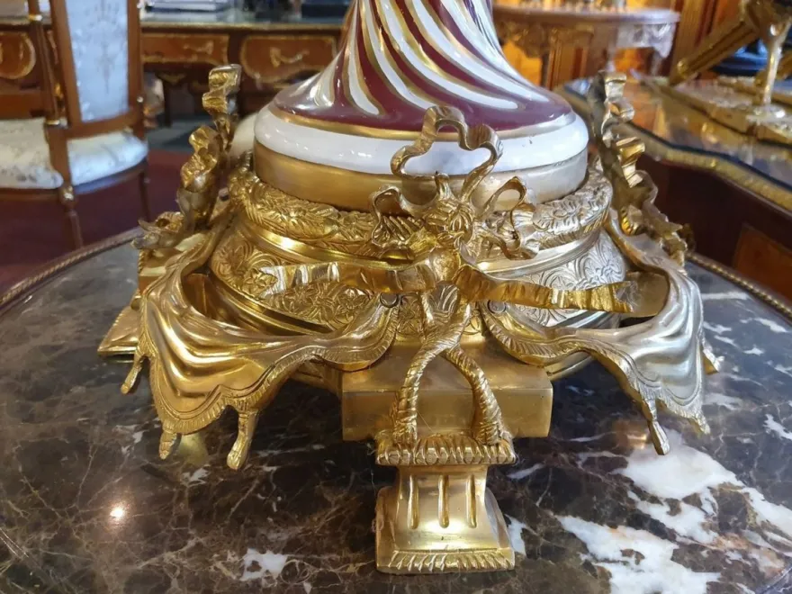 Casa Padrino Barock Deko Schale Bordeauxrot / Mehrfarbig / Weiß / Gold Ø 60 x H. 53 cm - Prunkvolle Porzellan Schüssel mit elegantem Design - Barock Deko Accessoires