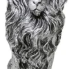 Casa Padrino Barock Deko Skulptur Löwe mit Krone Silber 25 x H. 75 cm - Prunkvolle Kunstharz Dekofigur - Barock Wohnzimmer Deko Accessoires