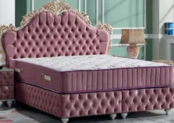 Casa Padrino Barock Doppelbett Rosa / Weiß / Antik Gold - Prunkvolles Samt Bett mit Glitzersteinen und Matratze - Schlafzimmer Set im Barockstil