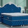 Casa Padrino Barock Doppelbett Royalblau / Weiß - Prunkvolles Samt Bett mit Glitzersteinen und Matratze - Schlafzimmer Set im Barockstil