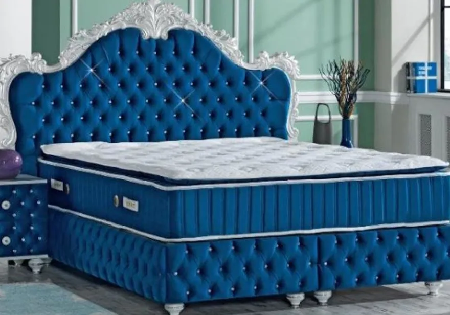 Casa Padrino Barock Doppelbett Royalblau / Weiß - Prunkvolles Samt Bett mit Glitzersteinen und Matratze - Schlafzimmer Set im Barockstil