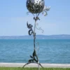 Casa Padrino Barock Edelstahl Garten Skulptur Säule mit Kugel Silber 85 x 82 x H. 200 cm - Handgefertigte Wetterbeständige Garten Dekoration