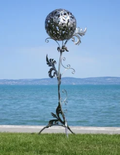 Casa Padrino Barock Edelstahl Garten Skulptur Säule mit Kugel Silber 85 x 82 x H. 200 cm - Handgefertigte Wetterbeständige Garten Dekoration