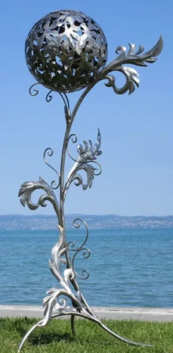 Casa Padrino Barock Edelstahl Garten Skulptur Säule mit Kugel Silber 85 x 82 x H. 200 cm - Handgefertigte Wetterbeständige Garten Dekoration