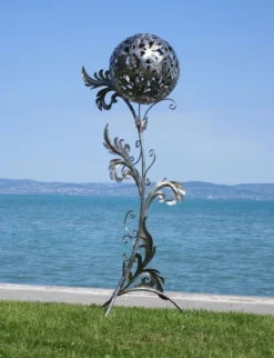 Casa Padrino Barock Edelstahl Garten Skulptur Säule mit Kugel Silber 85 x 82 x H. 200 cm - Handgefertigte Wetterbeständige Garten Dekoration