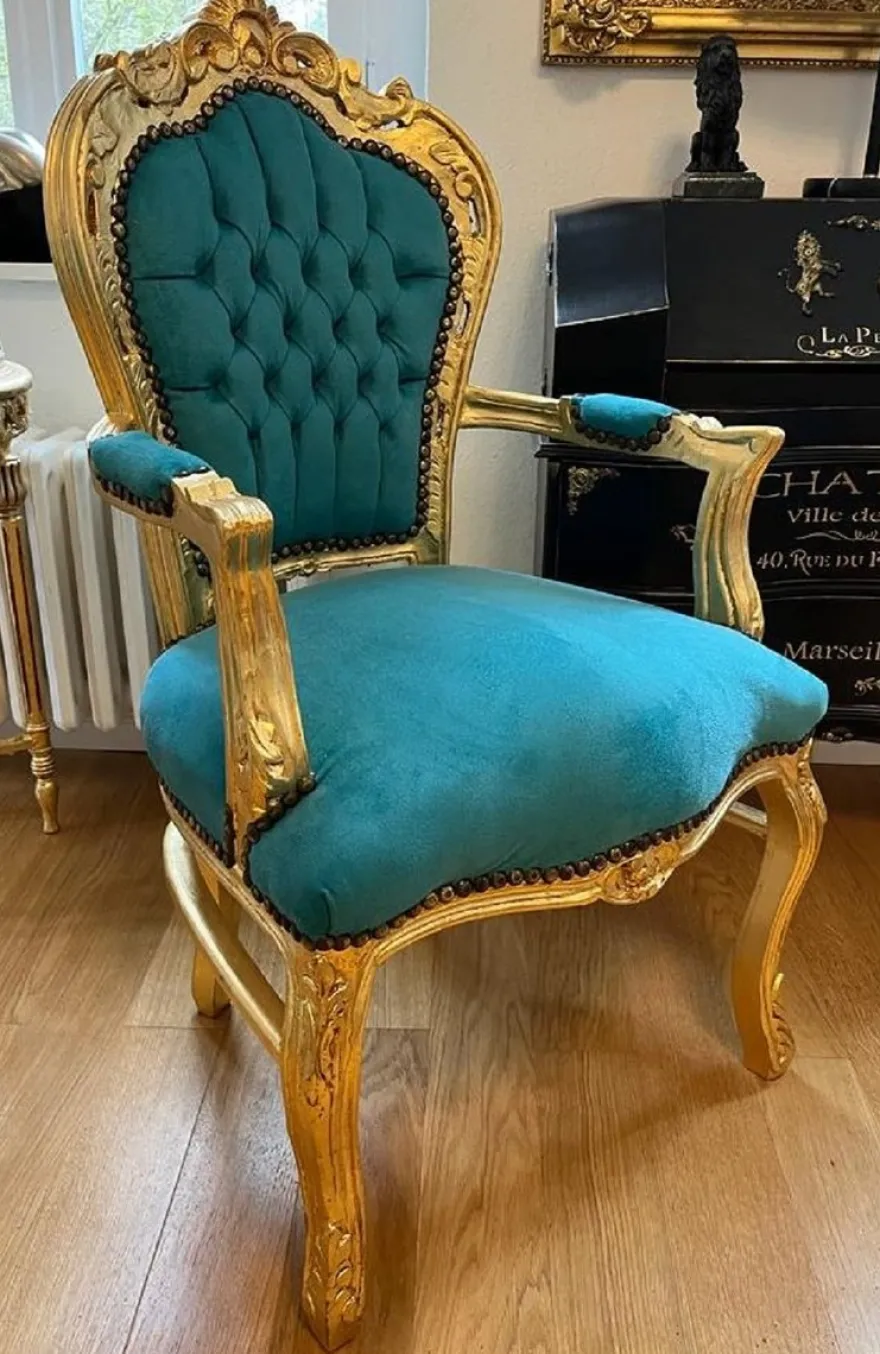Casa Padrino Barock Esszimmer Stuhl mit Armlehnen Türkis / Gold - Handgefertigter Antik Stil Massivholz Stuhl mit edlem Samtstoff - Esszimmer Möbel im Barockstil - Barock Möbel