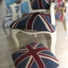 Casa Padrino Barock Esszimmerstuhl mit Armlehnen Union Jack / Creme + dazugehöriger Fußhocker