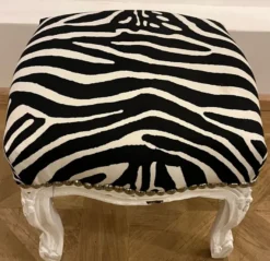 Casa Padrino Barock Fußhocker mit Zebra Design Schwarz / Weiß - Barockstil Hocker - Barock Möbel