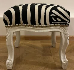 Casa Padrino Barock Fußhocker mit Zebra Design Schwarz / Weiß - Barockstil Hocker - Barock Möbel