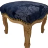 Casa Padrino Barock Fußhocker Royalblau Muster / Naturfarben - Handgefertigter Antik Stil Hocker mit elegantem Muster - Wohnzimmer Möbel im Barockstil - Barock Möbel