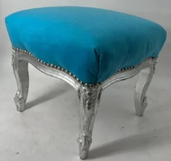 Casa Padrino Barock Fußhocker Hellblau / Silber - Handgefertigter Antik Stil Hocker mit edlem Samtstoff - Wohnzimmer Möbel im Barockstil - Barock Möbel