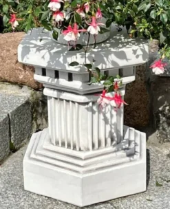 Casa Padrino Barock Garten Deko Säule Weiß / Grau 40 x 40 x H. 43 cm - Antik Stil Stein Säule - Prunkvolle Gartensäule - Barock Garten & Terrassen Deko Accessoires - Gartendeko im Barockstil