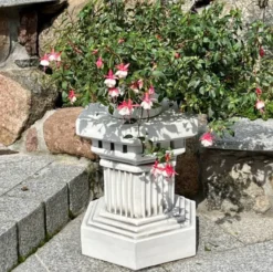 Casa Padrino Barock Garten Deko Säule Weiß / Grau 40 x 40 x H. 43 cm - Antik Stil Stein Säule - Prunkvolle Gartensäule - Barock Garten & Terrassen Deko Accessoires - Gartendeko im Barockstil