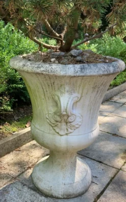Casa Padrino Barock Garten Deko Blumentopf Weiß Ø 54 x H. 77 cm - Prunkvoller Pflanzentopf im Barockstil - Barock Garten & Terrassen Deko Accessoires