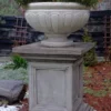 Casa Padrino Barock Gartendeko Sockel Grau 70 x 70 x H. 125 cm - Garten Dekoration im Barockstil - Massiv und Schwer - 800kg