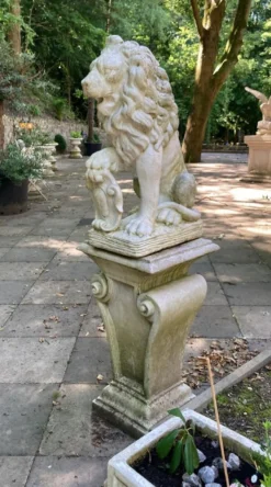 Casa Padrino Barock Garten Deko Skulptur Löwe mit Säule Weiß 42 x 45 x H. 152 cm - Prunkvolle Stein Figur mit Säule - Barock Garten & Terrassen Deko Accessoires