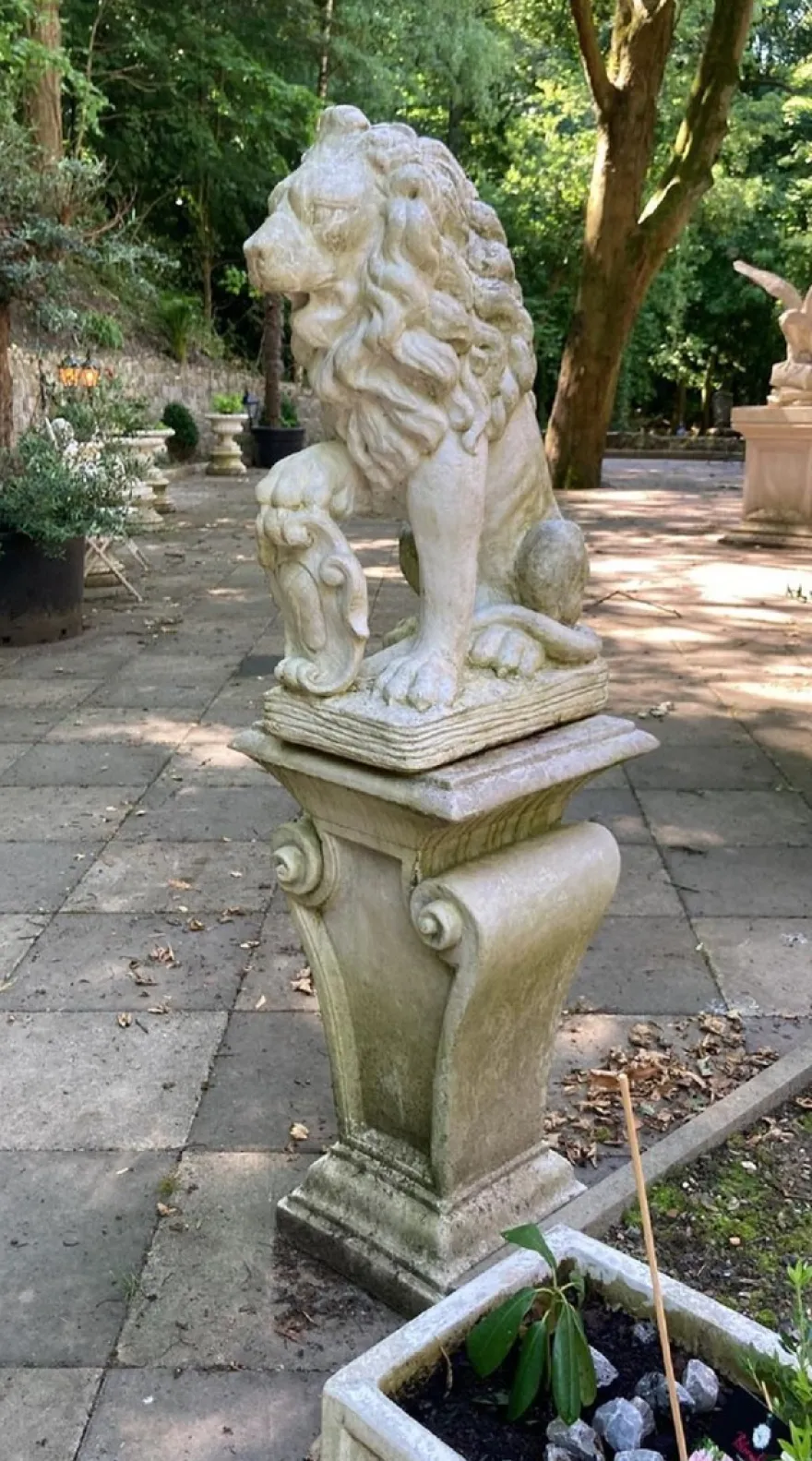 Casa Padrino Barock Garten Deko Skulptur Löwe mit Säule Weiß 42 x 45 x H. 152 cm - Prunkvolle Stein Figur mit Säule - Barock Garten & Terrassen Deko Accessoires
