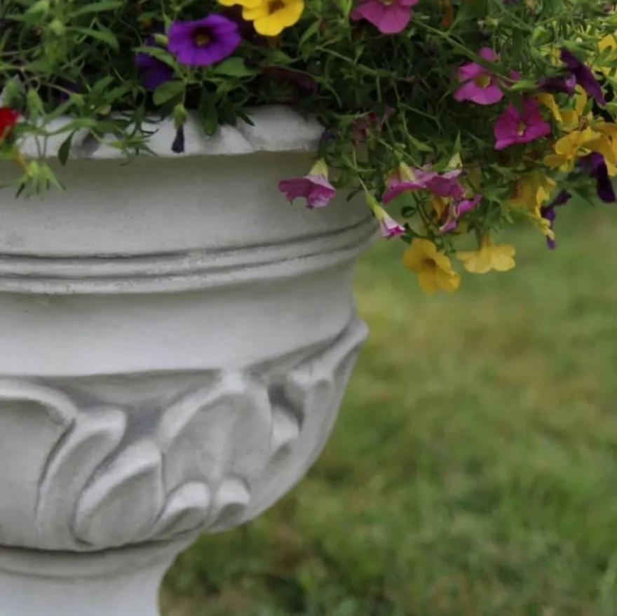 Casa Padrino Barock Garten Deko Blumentopf Weiß H. 44 cm - Runder Pflanzentopf im Barockstil - Barock Garten Deko - Barock Terrassen Deko - Barock Deko Accessoires