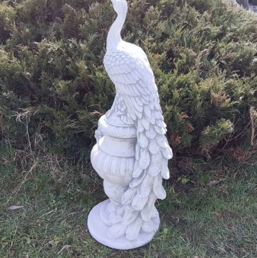 Casa Padrino Barock Garten Deko Skulptur Pfau auf Vase Weiß / Grau H. 82 cm - Prunkvolle Garten Deko Stein Figur - Barock Garten Deko Accessoires - Barock Garten Skulpturen