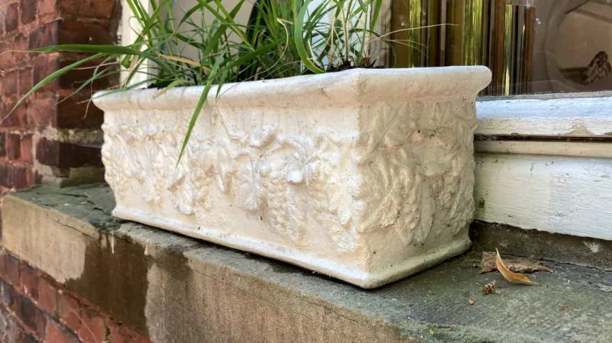Casa Padrino Barock Garten Deko Blumentopf Weiß 51 x 17 x H. 17 cm - Prunkvoller rechteckiger Pflanzentopf im Barockstil - Barock Garten & Terrassen Deko Accessoires