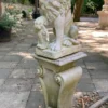 Casa Padrino Barock Garten Deko Skulptur Löwe Weiß 28 x 45 x H. 72 cm - Prunkvolle Garten Deko Figur - Barock Garten & Terrassen Deko Accessoires
