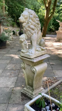 Casa Padrino Barock Garten Deko Skulptur Löwe Weiß 28 x 45 x H. 72 cm - Prunkvolle Garten Deko Figur - Barock Garten & Terrassen Deko Accessoires